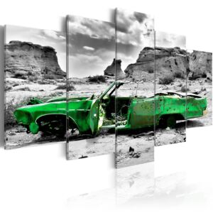 Obraz na plátne - Green retro car at Colorado Desert 100x50 cm