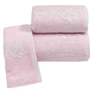 Soft Cotton Malý uterák PANDORA 32x50 cm. 100% česaná bavlna s antibakteriálnou úpravou, to sú hlavné prednosti malého uteráka PANDORA. Je mäkký a heb