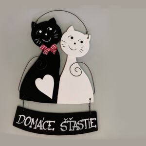 Mačka a kocúr s ceduľkou s nápisom Domáce šťastie