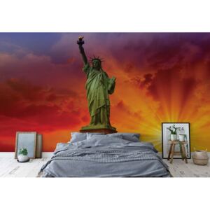 GLIX Fototapeta - New York Statue Of Liberty Sunset Vliesová tapeta - 416x254 cm