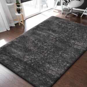 Krásny chlpatý koberec v módnej tmavo sivej farbe Sivá Šírka: 120 cm | Dĺžka: 170 cm