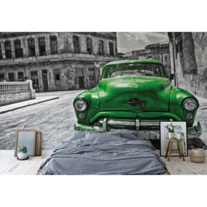 Fototapeta GLIX - Vintage Car Cuba Havana Green + lepidlo ZADARMO Vliesová tapeta - 416x254 cm