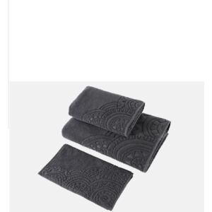 Soft Cotton Malý uterák CIRCLE 32 x 50 cm. Bidetový uterák CIRCLE je vyrobený zo 100% česanej bavlny o gramáži 550 g / m². Táto bavlna je mimoriadne jemná, mäkká a výborne saje vlhkosť. Čierna antracit