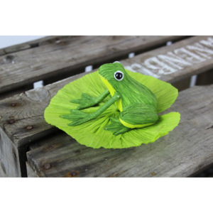 Zelená papierová žaba na lekne