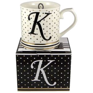 Šálka na kávu čaj s písmenom K
