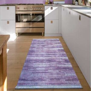 Fialový koberec do kuchyne so strapcami