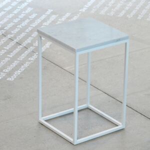 Mramorový príručný stolík PINO | carrara | 52 cm | biela podnož