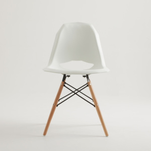Biela stolička s drevenými nohami Match