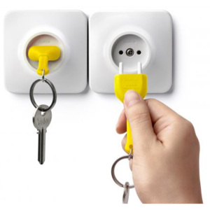 Nástenný držiak s kľúčenkou Qualy UnPlug, žltá kľúčenka