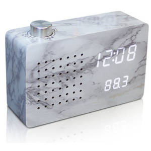Mramorový budík s bielym LED displejom a rádiom Gingko Click Clock