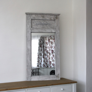 Drevené sivé zrkadlo s patinou a ornamentom 121cm