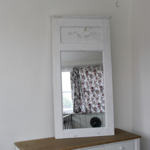 Drevené biele zrkadlo s patinou a ornamentom 121cm