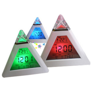 LCD digitálny budík s podsvietením v tvare pyramídy s teplomerom