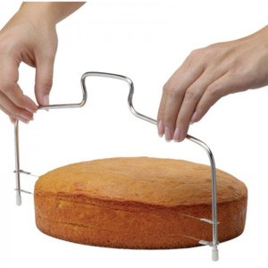 Nastavitelný strunový nástroj na krájení dortu