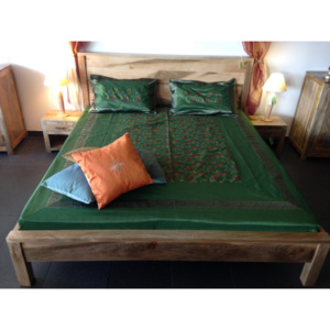 Masivna postel na matraci 200x180