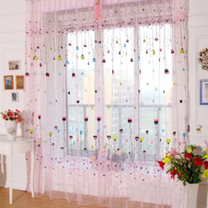 Záclona s motivy balonků a kytiček