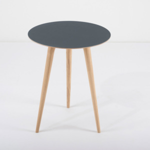 Príručný stolík z dubového dreva s modrou doskou Gazzda Arp, ⌀ 45 cm