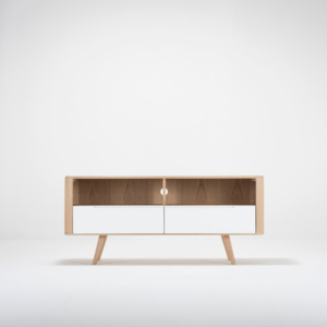 Televízny stolík z dubového dreva Gazzda Ena Three, 135 × 42 × 60 cm