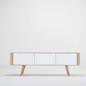 Televízny stolík z dubového dreva Ena, 135 × 55 × 45 cm