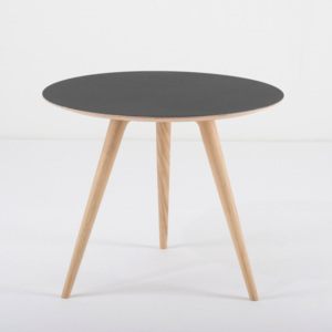 Príručný stolík z dubového dreva s čiernou doskou Gazzda Arp, ⌀ 55 cm