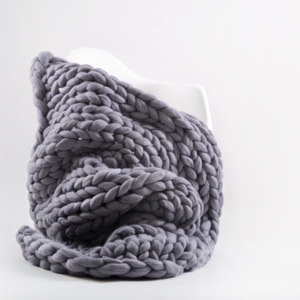 Fialovo-sivá ručne tkaná deka z merino vlny Concepttual Chunky, 125 x 130 cm