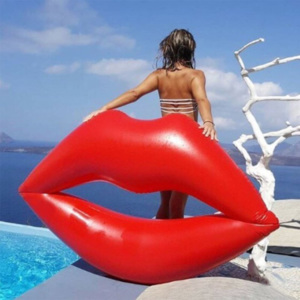 POOL FLOAT Červená nafukovačka Red lips