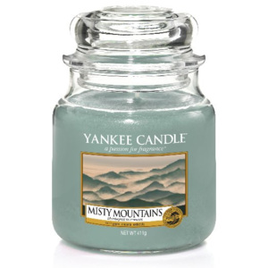 Yankee Candle vonná sviečka Misty Mountains Classic stredná