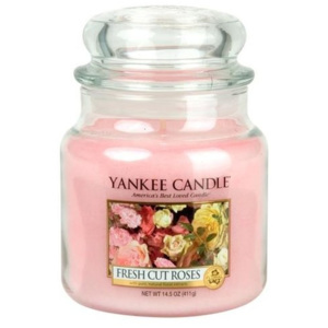 Yankee Candle vonná sviečka Fresh Cut Roses Classic stredná