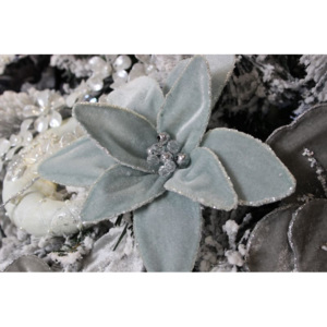 Bledomodrý zamatový kvet na štipci