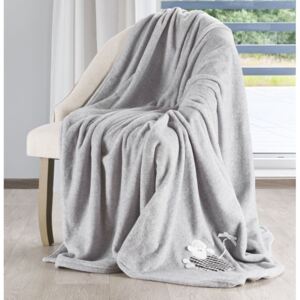 Krásne pohodlné deky v sivej farbe s bielym kvetom na boku