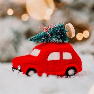 Sass & Belle Vianočná dekorácia na zavesenie - autíčko so stromčekom
