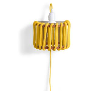 Žltá nástenná lampa s drevenou konštrukciou EMKO Macaron, dĺžka 20 cm