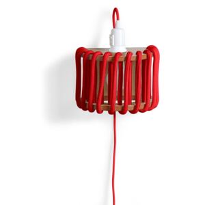 Červená nástenná lampa s drevenou konštrukciou EMKO Macaron, dĺžka 20 cm