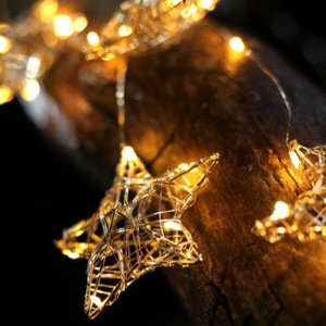 Dekorativní LED svetelný záves v tvare hvezdiček DecoKing Star, dĺžka 75 cm