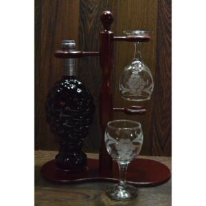 Vínový set na stojane (fľaša červeného vína + 2 poháre) v darč.balení (v. 34 cm)
